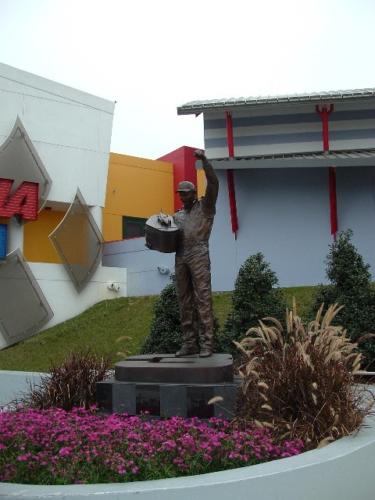 Earnhardt Statue